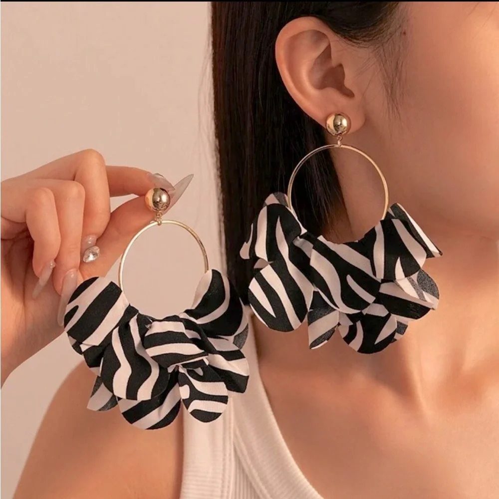 Oversized Zebra Print Drop Hoop Earrings NEW 🏷️